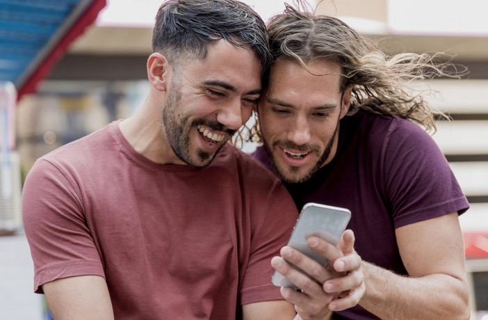 Comment choisir son application de rencontre gay quand on est (à) étranger ?